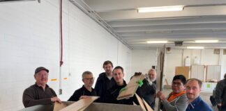 Erste Arbeiten für den Umzug der Tafel haben begonnen Bürgermeister André Bär und Tafelleiter Simon Wilde (r.) haben bei den ersten Arbeiten an der Ötzbachstraße mitgeholfen und den Bautrupp freiwilliger Tafelhelfer unterstützt. Foto: Kreisstadt Mettmann