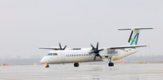 Neue Flugverbindung am Düsseldorfer Airport gestartet: “Hohe Anziehungskraft” Nach der Ankunft des Erstflugs aus Friedrichshafen heute Morgen begrüßte Ulrich Topp (Mitte), Leiter Aviation Business Development & Analytics am Flughafen Düsseldorf, Fabian Rosenberg (links), Geschäftsführer von Air Uniqon, sowie Antonio D. Cuomo, Pilot und Head of Sales bei Avanti Air. Foto: Flughafen Düsseldorf / Andreas Wiese