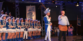 Prunksitzung Blau-Weiss in Ratingen Alexander Bös im Duett mit dem singenden Wirt von Ratingen, Heinz Hülshoff, Bild: Alexander Heinz