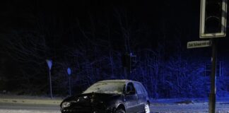 Ratingerin (27) mit 1,6 Promille am Steuer – Unfall Golf gegen Ampel: Bei der Kollision entstand hoher Sachschaden. Foto: Polizei