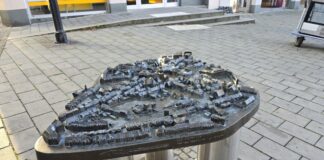 Bürger-Union lädt zur offenen Sprechstunde vor dem Ratinger Marktplatz ein Direkt an der Bronze vor der Commerzbank trifft sich die Bürger Union zur Sprechstunde, Bild: Alexander Heinz