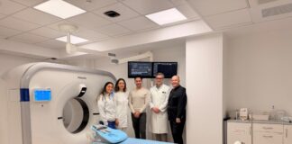 Neues CT-Gerät: Florence-Nightingale-Krankenhaus erweitert Kapazitäten Im Florence-Nightingale-Krankenhaus freut man sich über das neue CT-Gerät. (v. l. n. r.): Sevde Aydin (leitende medizinische Technologin für Radiologie der Radiologie 360° im Florence-Nightingale- Krankenhaus ), Natia Endeladze (leitende Ärztin der Praxis), Albert Segali (Leiter Region West Radiologie bei der Med 360°), Prof. Dr. med. Sönke Frey (Ärztlicher Direktor am Krankenhaus) und Dr. med. Holger Stiller (Vorstand der Kaiserswerther Diakonie und Geschäftsführer des Florence-Nightingale-Krankenhaus. Foto: Florence-Nightingale-Krankenhaus