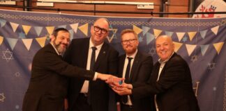 Rabbiner und Kantor Aaron Malinski, Vlad Ilstein, Vorsitzender des Kulturvereins Schalom, Florian Genbrock (CDU Heiligenhaus) und Ataman Yilderim von der Jüdisch-christlich-muslimischen Gesellschaft ILAN e.V. Foto: Alexander Heinz