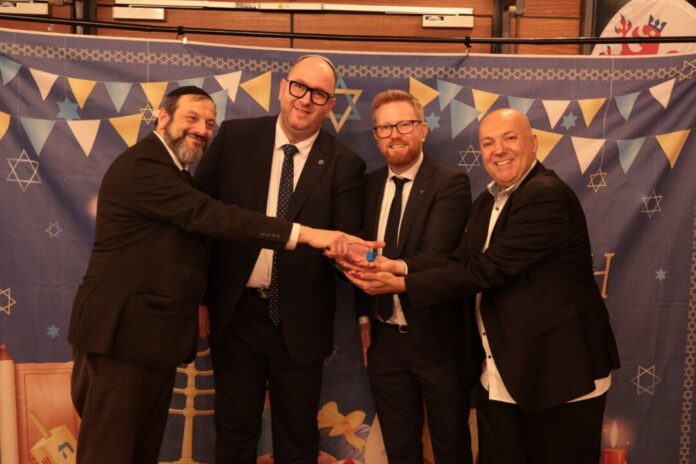 Chanukkah Rabbiner und Kantor Aaron Malinski, Vlad Ilstein, Vorsitzender des Kulturvereins Schalom, Florian Genbrock (CDU Heiligenhaus) und Ataman Yilderim von der Jüdisch-christlich-muslimischen Gesellschaft ILAN e.V. Foto: Alexander Heinz
