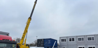 Stadtrat beschließt vollständigen Neubau der zerstörten Schulen Bis zum Neubau der Gebäude von Realschule und Gymnasium Hochdahl kommen die rund 1200 Schülerinnen und Schüler ab Mitte 2026 im neuen Schuldorf auf dem Sportplatz Rankestraße unter, das derzeit im Bau ist. Foto: Stadt Erkrath