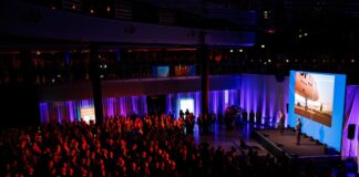 Flughafen Düsseldorf möchte Service für Passagiere verbessern Flughafengeschäftsführer Lars Redeligx und Pradeep Pinakatt setzten beim Neujahrsempfang des Airports vor rund 900 Gästen die programmatischen Akzente für 2026. Foto: Flughafen Düsseldorf / Frederic Scheidemann