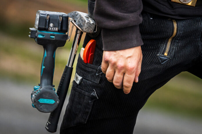 Dachdecker Dachdecker im Kreis Mettmann bekommen ab sofort mindestens 16,60 Euro pro Stunde für ihre Arbeit. Foto: IG BAU/Alireza Khalili