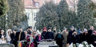 Todesmarsch-Gedenken: Keine Schuld, aber Verantwortung Menschen aus Politik und Gesellschaft gedachten gemeinsam der Opfer. Foto: Stiftung Haus Oberschlesien