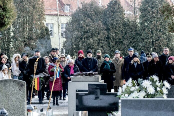 Denkmal_mit_Stieler_Tyslik_Lachendro_Budka Menschen aus Politik und Gesellschaft gedachten gemeinsam der Opfer. Foto: Stiftung Haus Oberschlesien