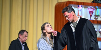 „Der zerbrochene Krug“ in der Stadthalle Ratingen Mit „Der zerbrochene Krug“ wird ein Klassiker der Literaturgeschichte in der Ratinger Stadthalle aufgeführt. Foto: Westfälisches Landestheater