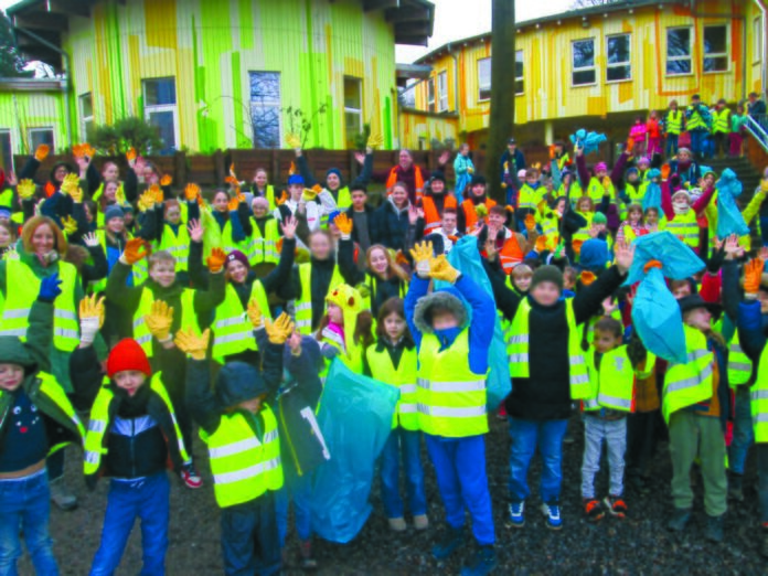 Foto Titel 2026 Viele Hände wirken beim Dreck-weg-Tag mit - auch Schülerinnen und Schüler engagieren sich für ein sauberes Wülfrath. Foto: Stadt Wülfrath