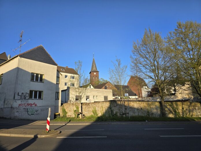 Garagenhof Evtl. bald ein Schandfleck weniger in der Stadt. Links Haus und Garagenhof an der Grabenstrasse. Bild: Alexander Heinz