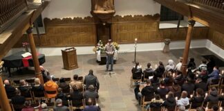 Mettmann gedenkt Opfern des NS-Terrors Knapp 100 Bürgerinnen und Bürger nahmen an der Gedenkfeier für die Opfer des Nationalsozialismus am Dienstagabend teil. Foto: Kreisstadt Mettmann