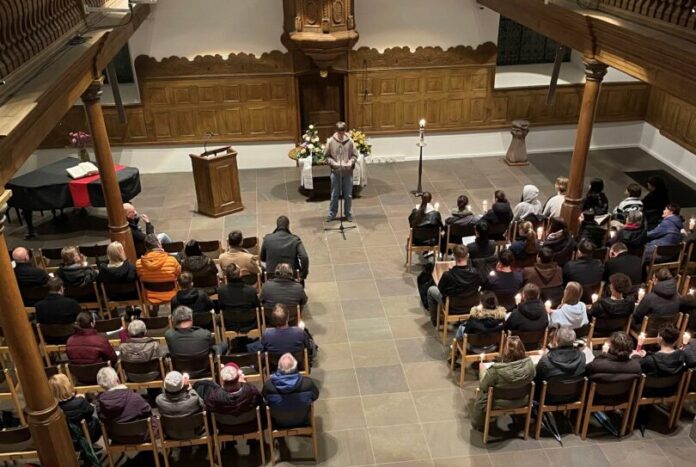 Gedenkfeier zum 27. Januar Knapp 100 Bürgerinnen und Bürger nahmen an der Gedenkfeier für die Opfer des Nationalsozialismus am Dienstagabend teil. Foto: Kreisstadt Mettmann