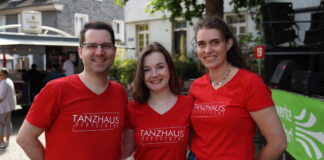 Mettmann: Ein Tanzabend zum zweijährigen Bestehen Laden zum Tanzen nach Mettmann ein: Die Inhaber Julia und Marcel Möhlenbeck sowie Tanzlehrerin Leia Müller (r.). Foto: Tanzhaus Neandertal