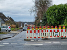 Straße in Wülfrath abgesackt: Vollsperrung Aufgrund einer abgesackten Straße hat die Stadt einen Bereich für den Verkehr gesperrt. Foto: Kling