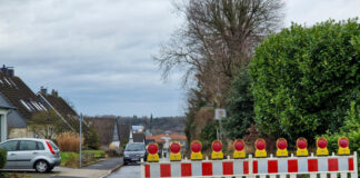 Straße in Wülfrath abgesackt: Vollsperrung Aufgrund einer abgesackten Straße hat die Stadt einen Bereich für den Verkehr gesperrt. Foto: Kling