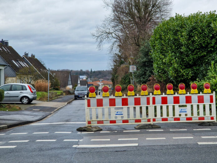 Aufgrund einer abgesackten Straße hat die Stadt einen Bereich für den Verkehr gesperrt. Foto: Kling Aufgrund einer abgesackten Straße hat die Stadt einen Bereich für den Verkehr gesperrt. Foto: Kling