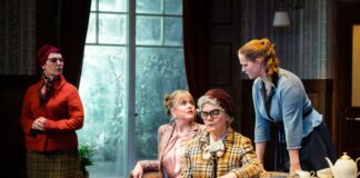 „Die 8 Frauen“: Krimikomödie in Wuppertal auf der Bühne Eine Szene aus dem Stück. Foto: Martin Mazur