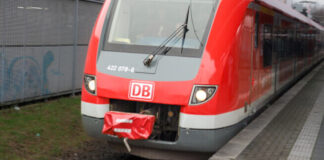 Zug der Linie S6 gestoppt: Polizeispezialkräfte im Einsatz Ein Zug der Linie S6. Foto: Heinz