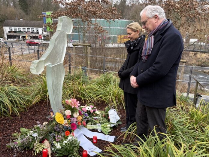 Joachim Schulz-Hönerlage und Landrätin Dr. Bettina Warnecke Landrätin Bettina Warnecke und Kreisarchivar Joachim Schulz-Hönerlage. Foto: Kreis ME