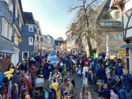 “De Zoch kütt!” – Karneval in der Altstadt von Velbert-Langenberg