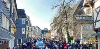 “De Zoch kütt!” – Karneval in der Altstadt von Velbert-Langenberg