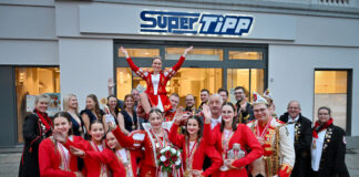 Die Stadt kann Karneval: “Velbert muss sich nicht verstecken!” Velberts jecke Delegation hat das Verlagsbüro des Super Tipp in der Innenstadt besucht. Foto: Mathias Kehren