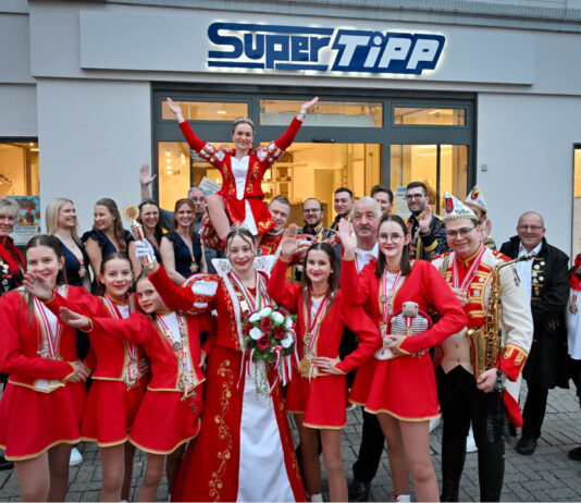 Die Stadt kann Karneval: “Velbert muss sich nicht verstecken!” Velberts jecke Delegation hat das Verlagsbüro des Super Tipp in der Innenstadt besucht. Foto: Mathias Kehren