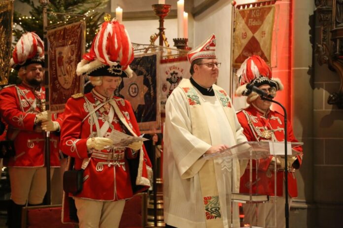 Karnevalsgottesdienst Kreisdechant Daniel Schilling inmitten der Prinzengarde der Stadt Ratingen Rot-Weiss von 1935 e. V. in Peter und Paul, Bild: Rot-Weiss Ratingen