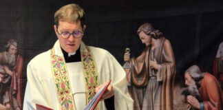 Traditionelle Kolendefeier in Velbert: “Gelebte schlesische Tradition” Pfarrer Stefan Mergler bei dem Segnungsgebet. Foto: LMS Velbert