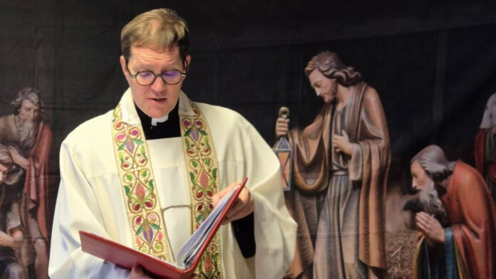 Kolendefeier Pfarrer Stefan Mergler bei dem Segnungsgebet. Foto: LMS Velbert