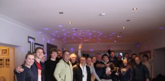 Tennis, Teamgeist und Unterhaltung: LTC startet mit starkem Neujahrsturnier Ausgelassenens Feiern nach dem Turnier, Bild: LTC