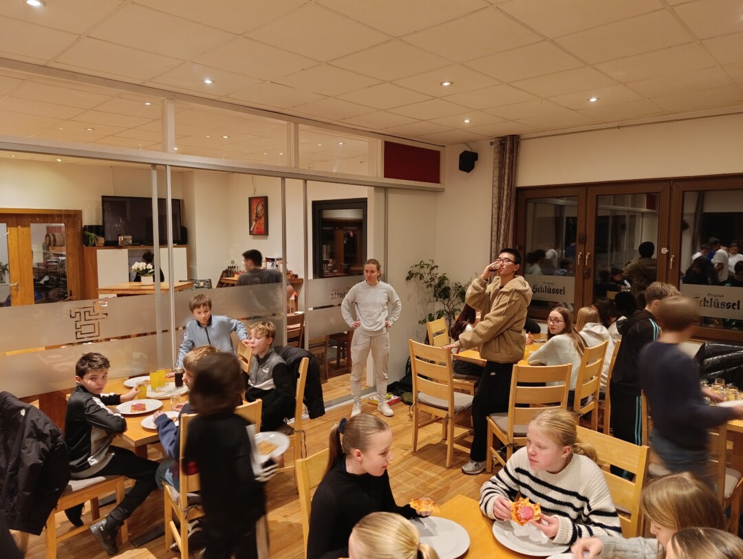Pizza, Kino und Sport. Traumkombination der Jugend. Bild LTC Ratingen