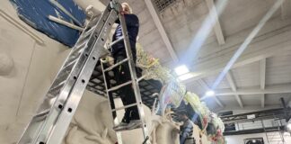 Kleiner Lampion mit großer Bühne am Valentinstag Geheim und in Arbeit, der kleine Lampion, Bild: Lampisten