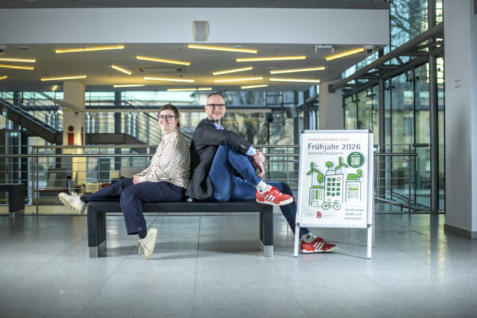 VHS Programm Frühjahr Sophia Schmidt, stellvertretende Direktorin der VHS Essen, und Stephan Rinke, Direktor der VHS Essen:. Foto: Volker Hartmann/VHS Essen