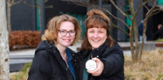 Laura Leuders und Isabelle Uebach informieren in Langenfeld. Foto: Verbraucherzentrale NRW