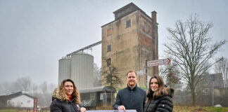Bürgermeister Björn Kerkmann, Ina Weis (l.) und Dhana Frohberg von der städtischen Bau- und Immobiliengesellschaft mit einem Vorentwurf für das neue Gebäude, das auf dem Kornspeicher-Gelände entstehen soll. Foto: Mathias Kehren