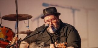 „Live Music is better“ im AWO-Treff: Michael van Merwyk spielt Michael van Merwyk auf der Bühne. Foto: Thomas Rauers