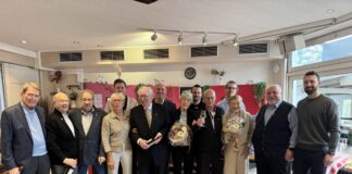 Velberts Netzballer feiern das neue Jahr Die Ehrungen der NBV-Mitglieder für ihre langjährige Vereinszugehörigkeit sind jedes Jahr ein Höhepunkt beim Neujahrsempfang. Von links nach rechts: Ulrich Hülsbeck, Klaus Rudolph, Wolfganz Prinz, Brigitte Voigthaus, dahinter Nick Franke, Hänns Breitgraf, Dirk Lukrafka, Ute Breitgraf, Steffen Pickshaus, Hermann Feldbaum, Niclas Schmitz, Regina Feldbaum, Hermann Wolff und Tom Schönenberg. Foto: NBV