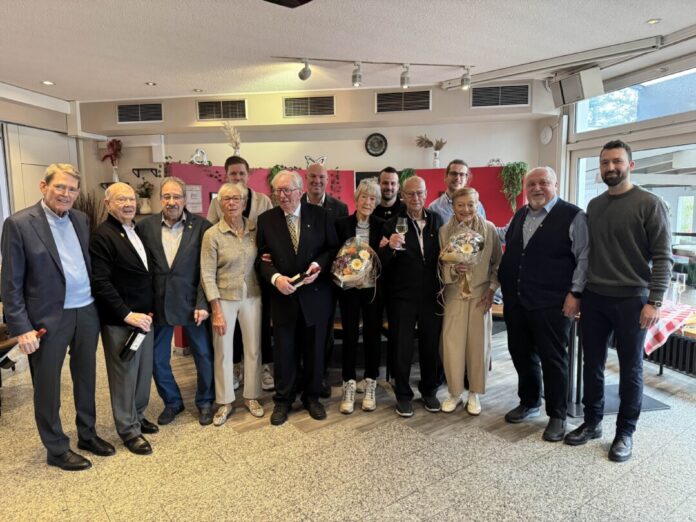 NBV_Neujahrsempfang_2026 Die Ehrungen der NBV-Mitglieder für ihre langjährige Vereinszugehörigkeit sind jedes Jahr ein Höhepunkt beim Neujahrsempfang. Von links nach rechts: Ulrich Hülsbeck, Klaus Rudolph, Wolfganz Prinz, Brigitte Voigthaus, dahinter Nick Franke, Hänns Breitgraf, Dirk Lukrafka, Ute Breitgraf, Steffen Pickshaus, Hermann Feldbaum, Niclas Schmitz, Regina Feldbaum, Hermann Wolff und Tom Schönenberg. Foto: NBV