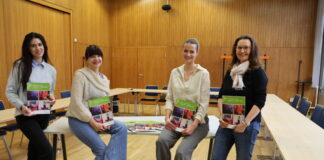 Neues Erkrather VHS-Programm ab sofort erhältlich Das Team der Volkshochschule Erkrath freut sich über die vielen neuen Kursangebote im Programmheft 01/2026, die ab Anfang Februar unter anderem auch wieder im Bürgerhaus in Hochdahl stattfinden werden. Foto: Stadt Erkrath