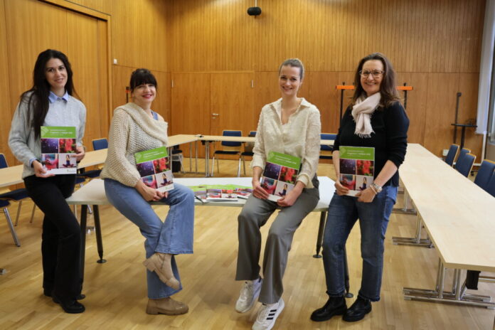 Neues VHS Programm Q1-2026 Das Team der Volkshochschule Erkrath freut sich über die vielen neuen Kursangebote im Programmheft 01/2026, die ab Anfang Februar unter anderem auch wieder im Bürgerhaus in Hochdahl stattfinden werden. Foto: Stadt Erkrath