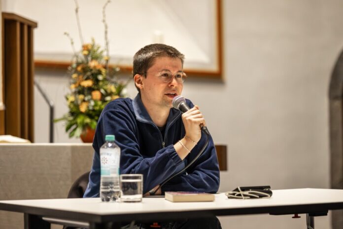 Der Autor Jakob Springfeld bei der Lesung in Ratingen. Foto: privat Der Autor Jakob Springfeld bei der Lesung in Ratingen. Foto: privat