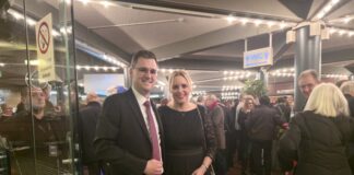 Bürgermeister Patrick Anders und seine Frau Andrea haben jeden der ca. 450 Besucher des Neujahrsempfangs persönlich begrüsst. Bild: Alexander Heinz
