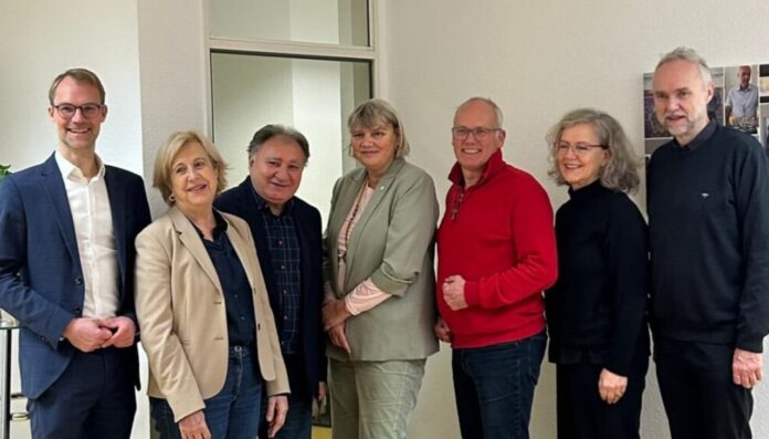 Paritätische NRW Kreis Mettmann Christian Untrieser MdL (CDU, links außen), Martin Sträßer MdL (CDU, 3. v.r.) und Elisabeth Müller-Witt (2. v.l.) im Austausch mit dem Vorstand der Kreisgruppe des Paritätischen Wohlfahrverbands NRW. Foto: Büro Sträßer