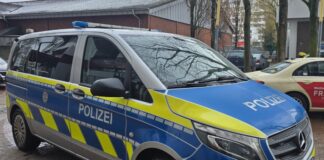 Bürger-Union will Schulen in Ratingen besser gegen Vandalismus, Einbruch und Brand schützen Vorbeugen ist besser als Nachsehen, Polizeifahrzeug in Ratingen, Bild: Alexander Heinz