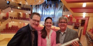 Philharmonie Essen bietet Orgelfahrt nach Groningen an Wolfgang Kläsener (Orgelkustos der Philharmonie Essen), Marie Babette Nierenz (Intendantin Philharmonie Essen) und Joachim Schwarz (Mitarbeiter Künstlerisches Betriebsbüro und Mitorganisator der Orgelfahrt) (v.l.) zur Verfügung. Foto: TUP