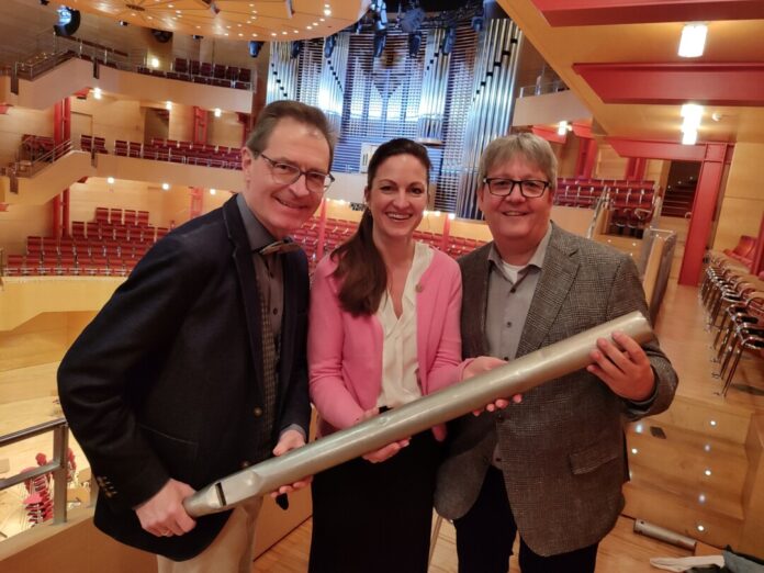 Pressefoto Orgelfahrt_TUP Wolfgang Kläsener (Orgelkustos der Philharmonie Essen), Marie Babette Nierenz (Intendantin Philharmonie Essen) und Joachim Schwarz (Mitarbeiter Künstlerisches Betriebsbüro und Mitorganisator der Orgelfahrt) (v.l.) zur Verfügung. Foto: TUP