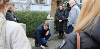 Erkrath reinigt Stolpersteine gegen das Vergessen In einer gemeinsamen Aktion haben Engagierte im Beisein des Bürgermeisters Stolpersteine in Erkrath gereingt, um an die Schicksale der NS-Opfer zu erinnern. Foto: Stadt Erkrath